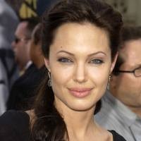 Jolie Diminta Melahirkan di Prancis